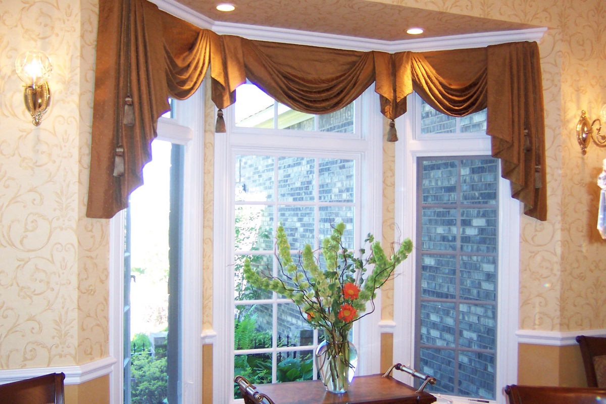 Elegant dining room swags